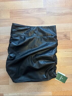 HALARA Black Faux Leather Ruched Mini Skirt